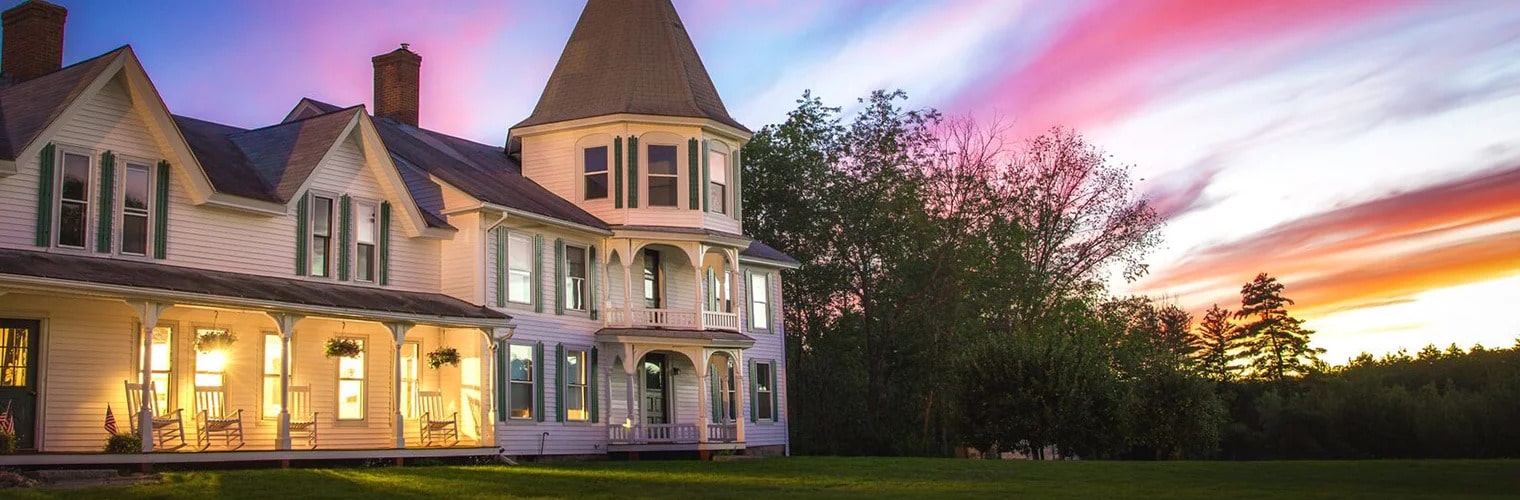 Dell-Lea Victorian style wedding venue exterior at sunset with manicured lawn